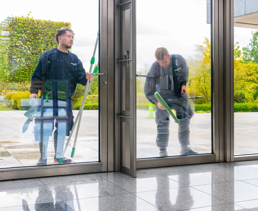 Nachhaltige Gebäudereinigung durch das geschulte Team von Breer